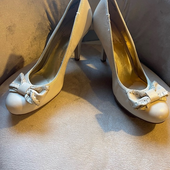 Nine West Cream Bow Heels - Picture 5 of 7